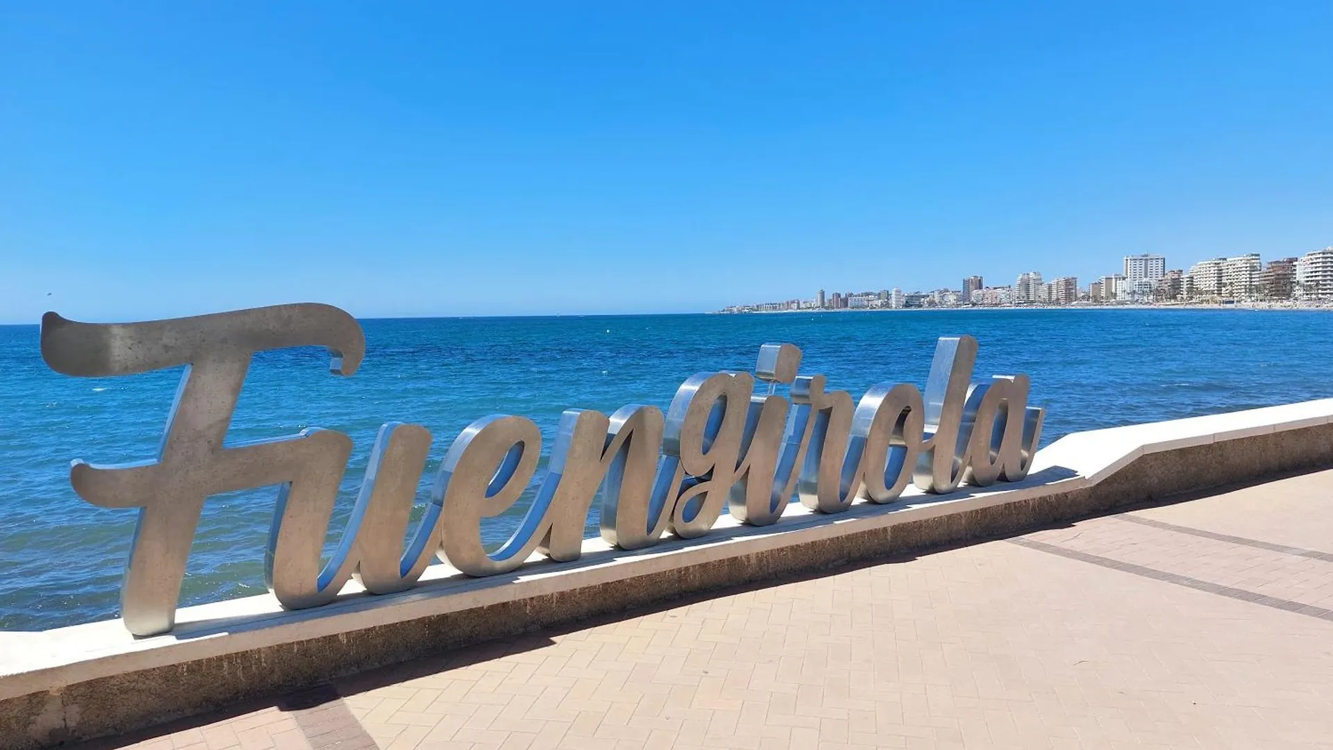 Estudio Con Piscina Y Parking, Playa A 4 Min A Pie, Tren A 2 Min Fuengirola