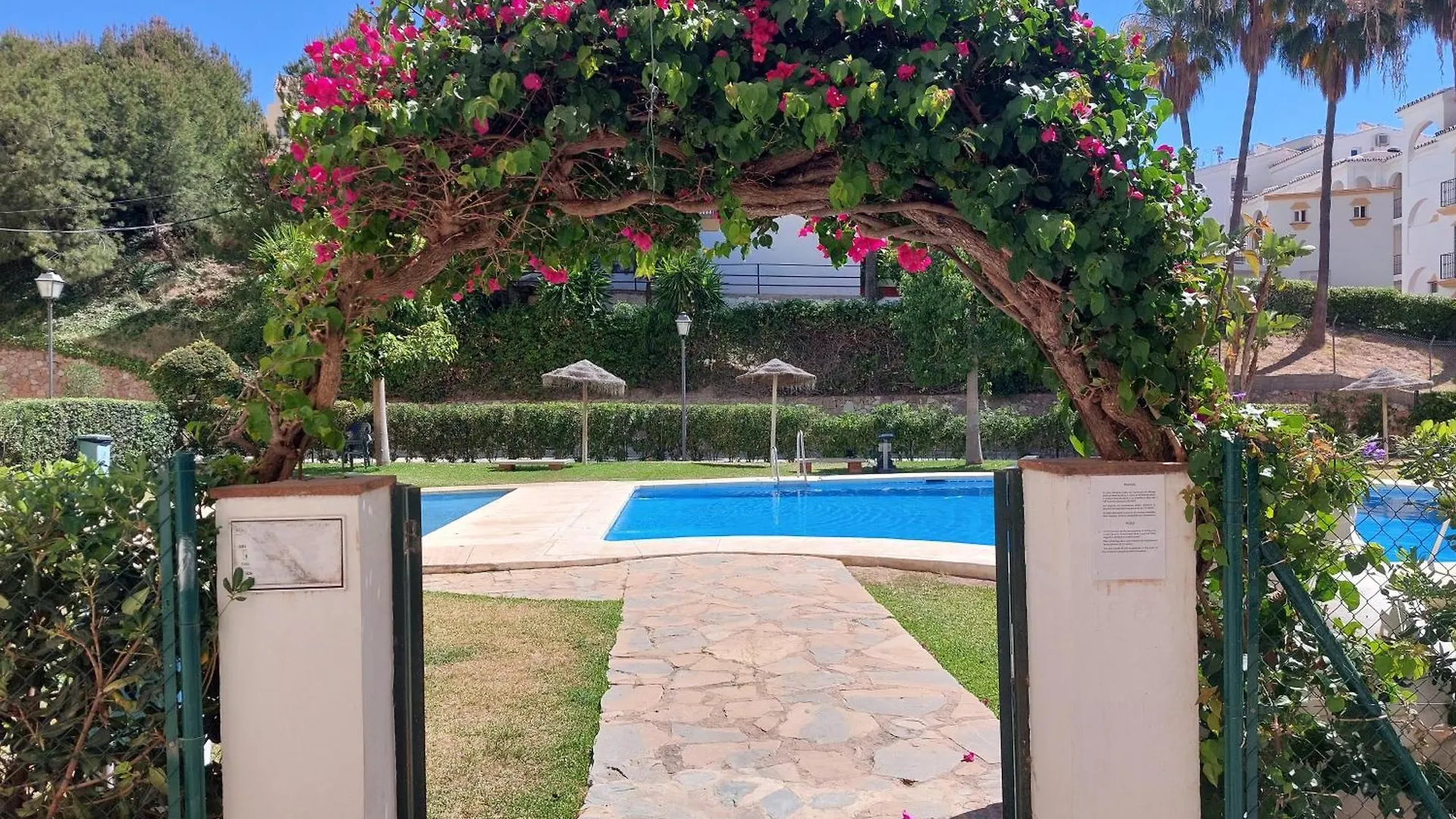 Estudio Con Piscina Y Parking, Playa A 4 Min A Pie, Tren A 2 Min Fuengirola 0*,  Spain