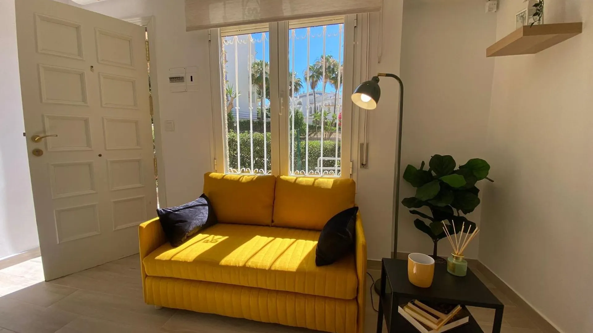 Apartment Estudio Con Piscina Y Parking, Playa A 4 Min A Pie, Tren A 2 Min Fuengirola Spain