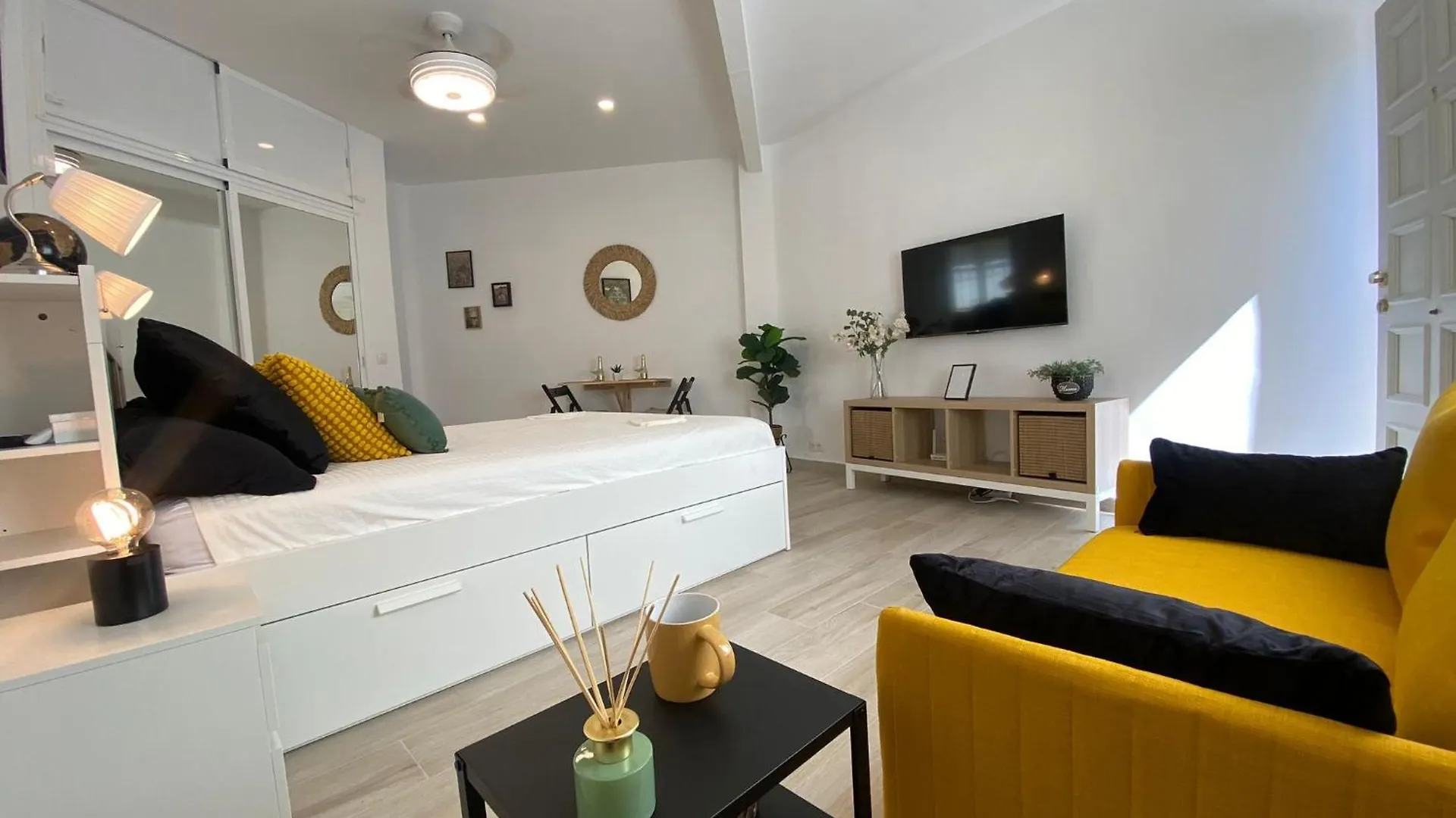 Estudio Con Piscina Y Parking, Playa A 4 Min A Pie, Tren A 2 Min Fuengirola
