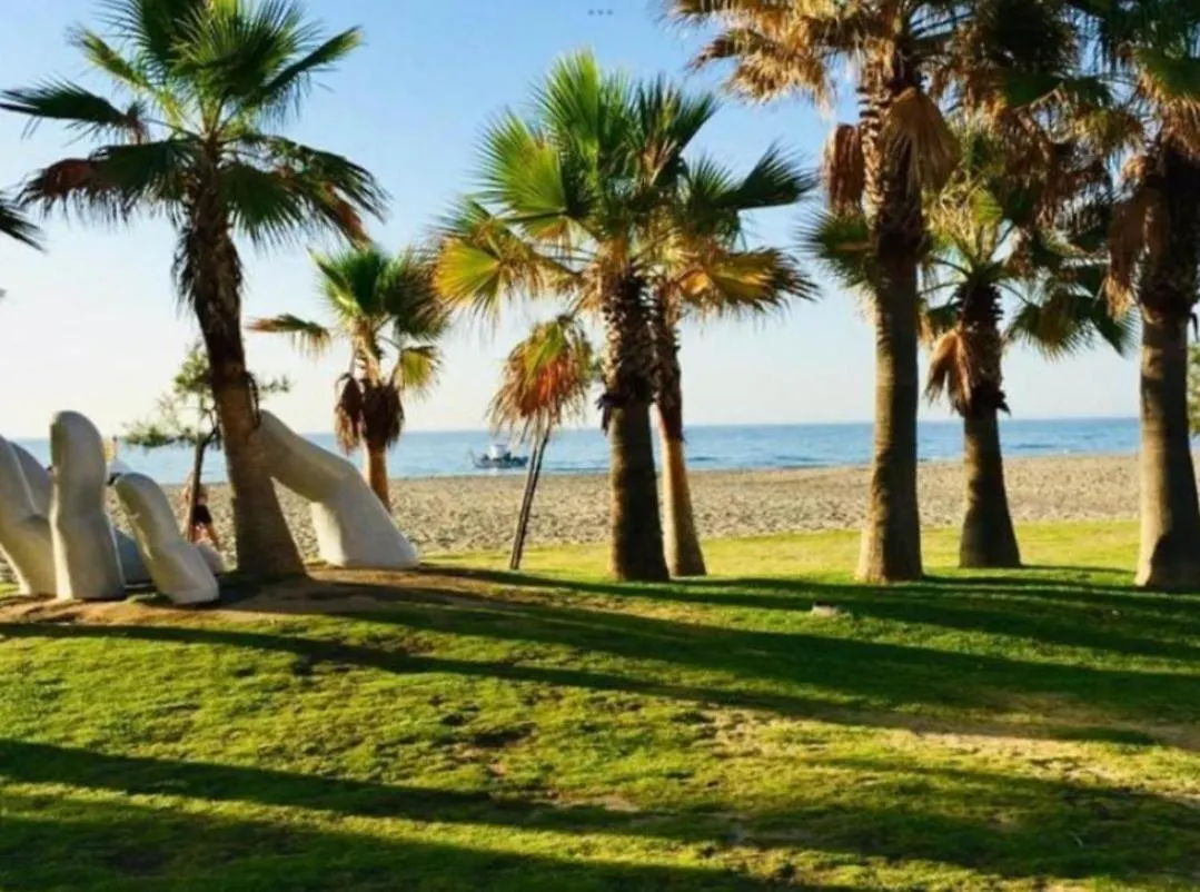 Estudio Con Piscina Y Parking, Playa A 4 Min A Pie, Tren A 2 Min Fuengirola